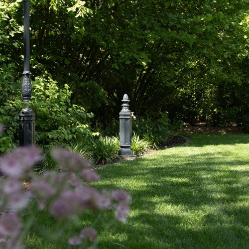 Fontaine sur pied avec robinet en laiton (1814) de KS Lighting - Ornements de jardin & autres