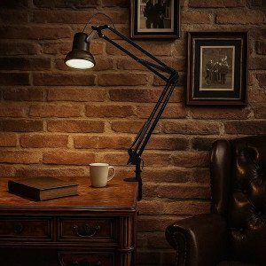 lampe de table industrielle en laiton avec étau et bras articulé, couleur noir mat