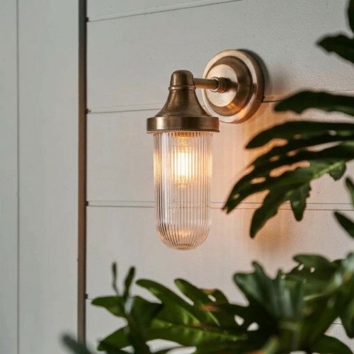 lampe en laiton de couleur laiton antique avec un raccord E27