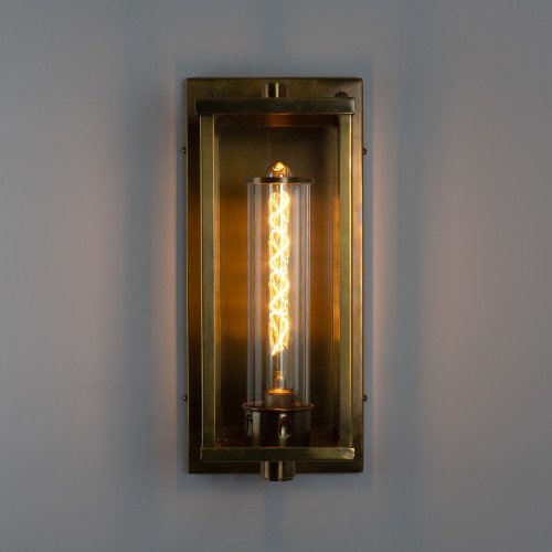 lantaarnvormige buitenlamp van koper met antiek zilveren afwerking voor aan de muur