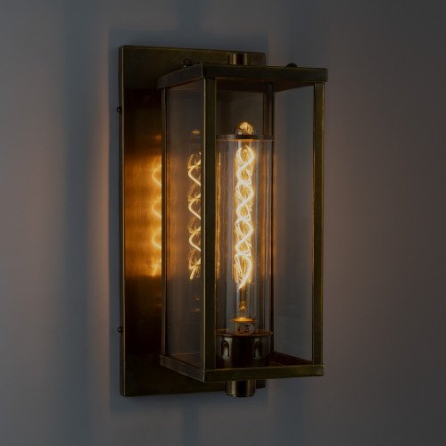 lantaarnvormige buitenlamp van koper met antiek zilveren afwerking voor aan de muur