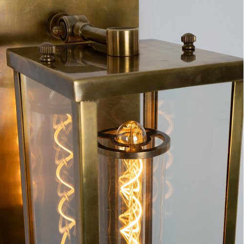 lantaarnvormige buitenlamp van koper met antiek zilveren afwerking voor aan de muur