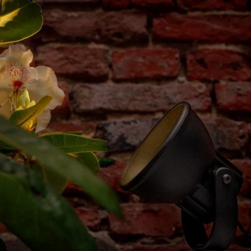 Lampe d'extérieur noire convenant à un projecteur d'éclairage extérieur à basse tension de 12 volts.