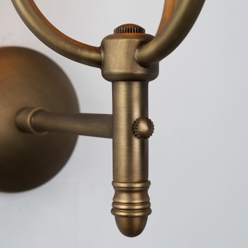 Lampe en laiton de couleur laiton antique avec une douille E27