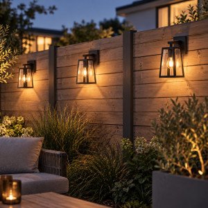 Lampe murale d'extérieur au design épuré, noir, boîtier noir avec verre clair, culot noir avec ampoule visible 