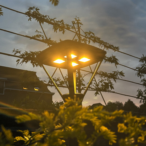 Chapeau de lanterne solaire carré noir avec module LED