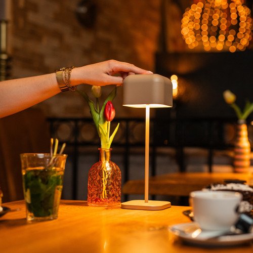 Lampe de table beige en aluminium moderne pour l'intérieur et l'extérieur