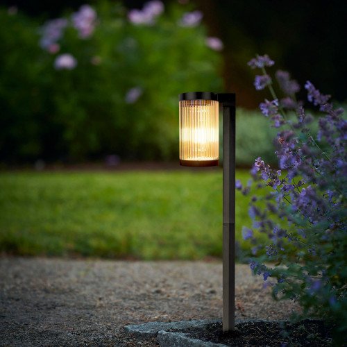 Lampe de jardin LED solaire noire avec piquet de sol.