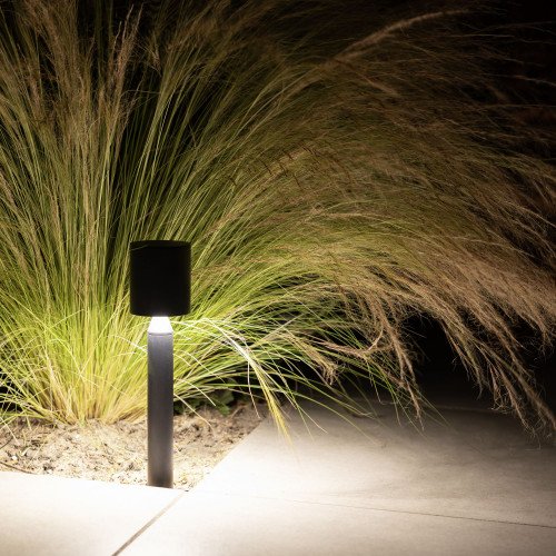 Lampe de jardin Issy noire small près des graminées ornementales avec lumière dirigée vers le bas