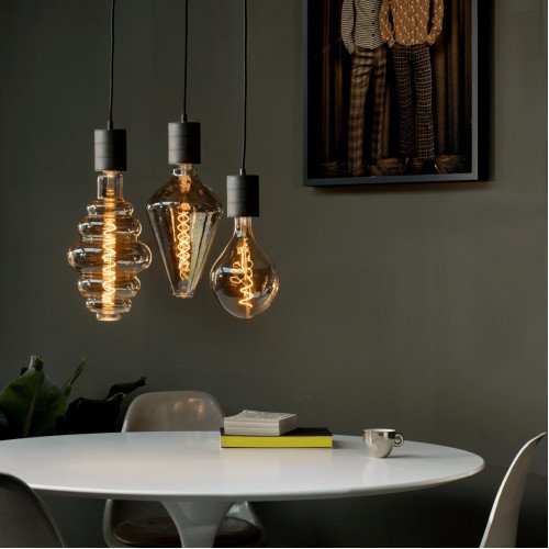 Suspension Calex de forme ronde comprenant trois douilles E27 de style industriel et de couleur noire