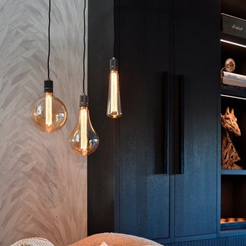 Suspension Calex de forme ronde comprenant trois douilles E27 de style industriel et de couleur noire