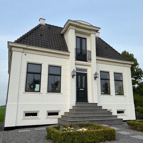 applique d'extérieur noire avec boîtier en acier inoxydable, verre clair, ampoule visible dans le luminaire, forme maisons 