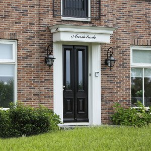 Vous recherchez un éclairage extérieur élégant ? La lampe d'extérieur noire Amstelrade est définitivement le bon choix. 