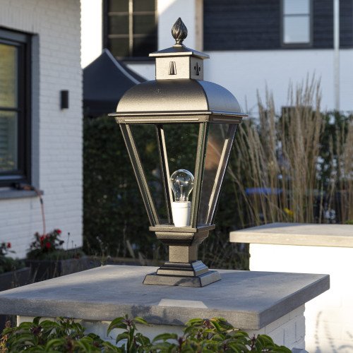 Vondel Pedestal lampe d'extérieur à piédestal en aluminium de couleur noire et de style champêtre classique