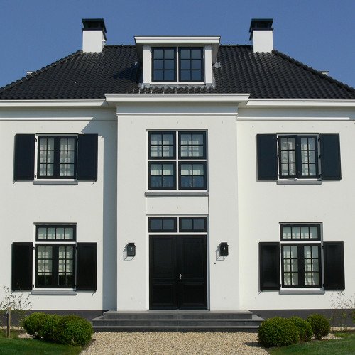 Lanterne murale d'extérieur, noire avec verre transparent, clair, applique stylée, épurée et classique avec dos plat, Hauteur 34 cm et largeur 22 cm, l'ampoule reste visible.