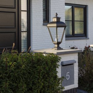 Vondel Pedestal lampe d'extérieur à piédestal en aluminium de couleur noire et de style champêtre classique Vondel Pedestal lampe d'extérieur à piédestal en aluminium de couleur noire et de style champêtre classique